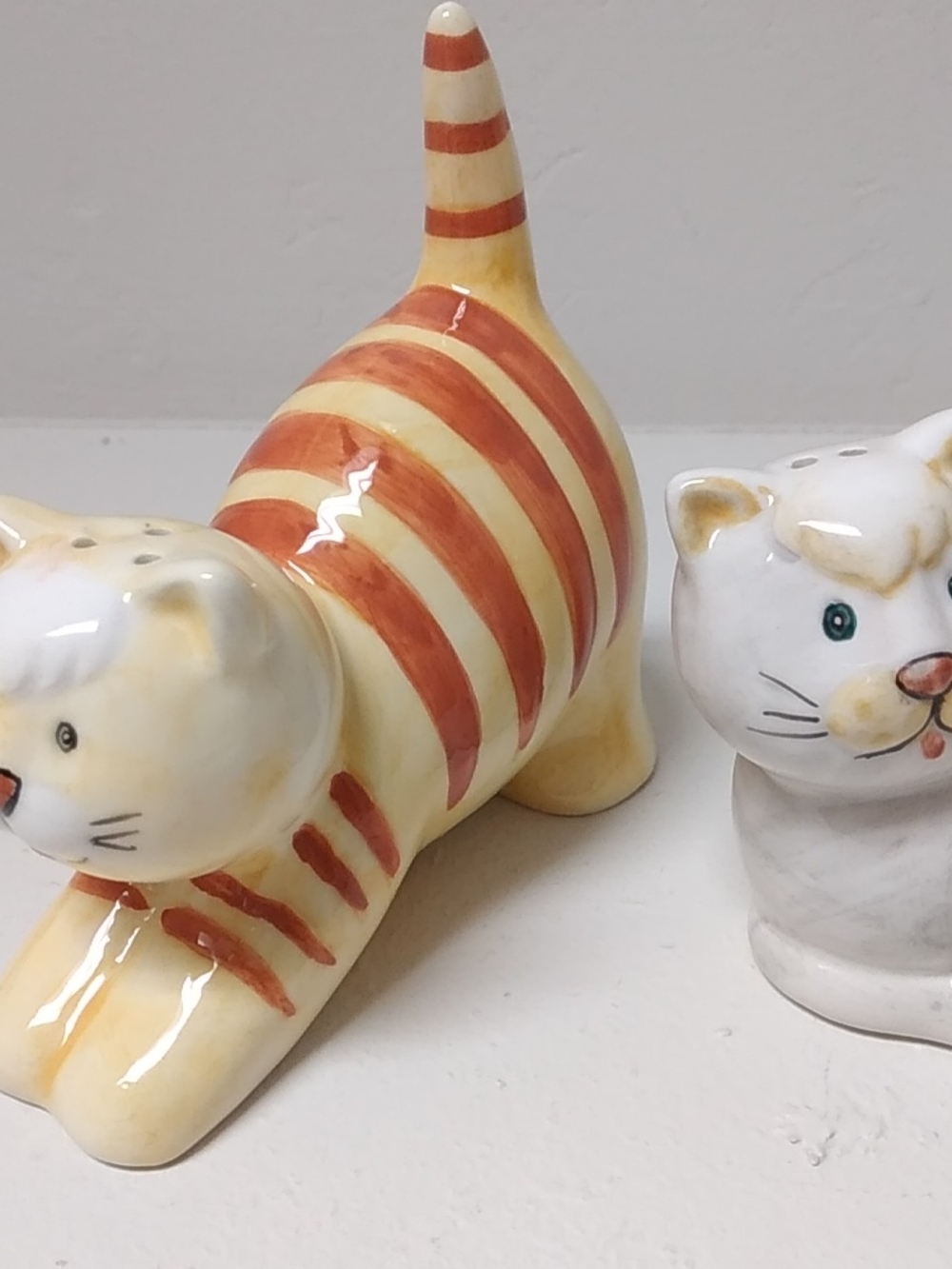 Vintage Ceramic Cat Figurine Salt & Pepper Shaker Set, White-Orange Hand Painted - Picture 6 of 10